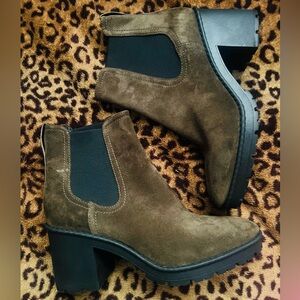 Super comfy Vince Olive Suede Chelsea Boots